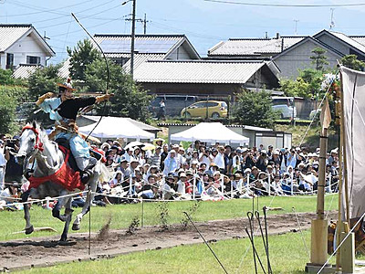 勇壮「流鏑馬」に歓声　上田城跡公園で２７年ぶり