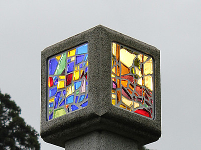 櫛田神社にステンドグラスの灯籠 　大伴さんの原画再現