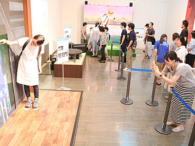 体験コーナー人気　富山市民プラザでバケモノの子展