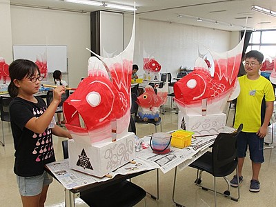 鯛車色塗り丁寧に　巻南小児童らが修復作業　１３日、「鯛の盆」イベント　新潟市西蒲区