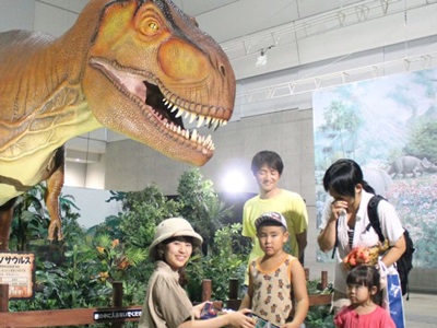 大恐竜展５万人達成　新潟の小学生に記念品