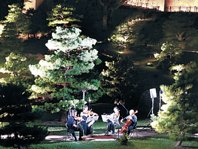 夜の名園に弦楽の調べ　玉泉院丸庭園、ライトアップ始まる