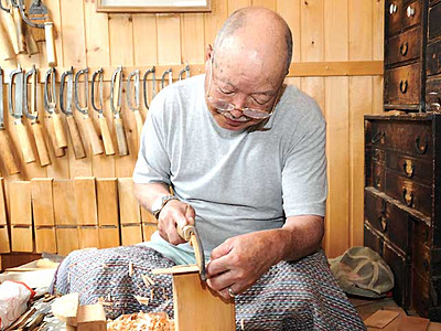 「お六櫛」ＴＶ紹介で注文殺到　木祖村の伝統工芸品