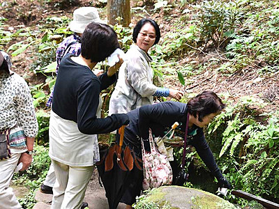 残暑にぎわう「猿庫の泉」　飯田の名水、整備から２カ月