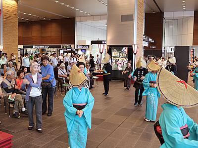富山駅前に「おわら」の輪　風の盆前に観光客迎える