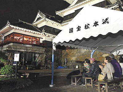 夜の本丸庭園で音楽や茶堪能　松本城「月見の宴」１６日まで