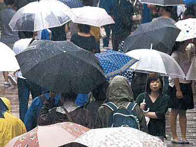 茶屋街に傘の花　県内、雨の連休中日