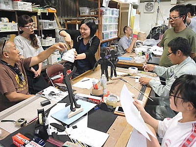 巨大人形劇「さんしょううお」進む人形作り　飯田で１７年秋発表へ