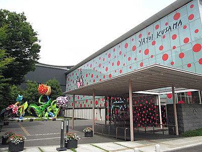 草間弥生さん作品、街に彩り　松本市美術館と駅前ビルに装飾へ