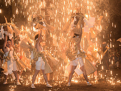 飯田市「裸祭り」　火の粉に威勢良く