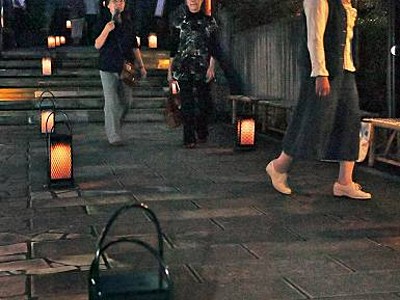 福井の愛宕坂、和の明かり照らす　１０日まで「灯の回廊」