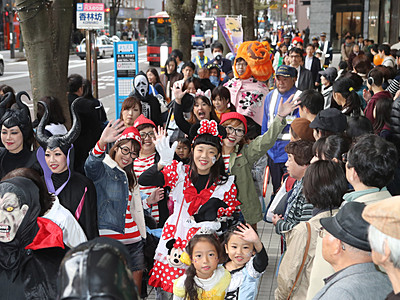 ハロウィーンまちなか特需　金沢駅から香林坊へ仮装行列「客足５割増」