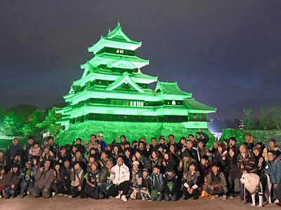 松本城、山雅カラーの緑にライトアップ
