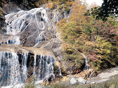 姥ケ滝が紅葉と競演　白山ホワイトロード