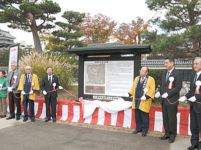 黒門前に松本城の史跡説明の看板　古城会が寄贈