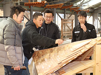 「こけら葺き」を体験　高岡・勝興寺が修復技術公開