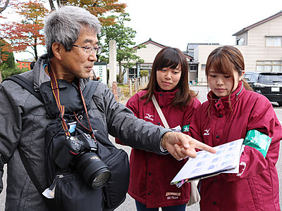 東京の学生が高岡の魅力調査　観光客にアンケート