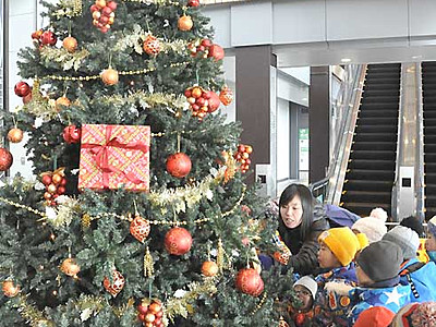 「サンタさんへ」願いキラキラ　ＪＲ飯山駅でツリー飾り付け