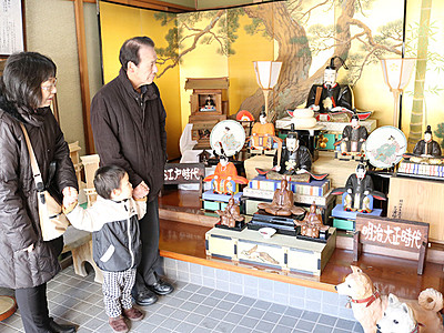 高岡・山町筋４０カ所に天神様　道真の軸や人形展示