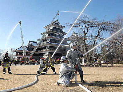天守と観光客を守れ　松本城で文化財防火デー訓練