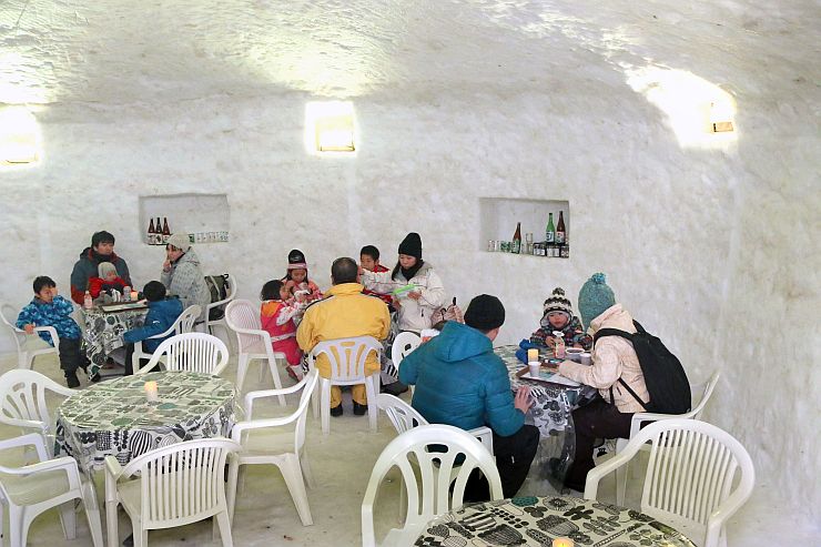観光客が食事を楽しんだ「かまくらカフェ」＝２８日、十日町市珠川