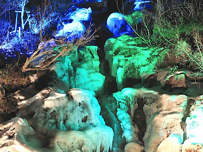 寒さが生む、氷の「芸術」　飯田の人工滝ライトアップ