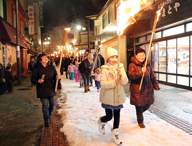 富山県 たいまつ手に街歩き 宇奈月温泉雪のカーニバル 北陸新幹線で行こう 北陸 信越観光ナビ