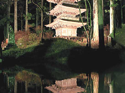 三重塔、特別の輝き　駒ケ根・光前寺、20回目ライトアップ