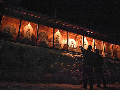 夜に見る、高遠石工の石仏　伊那・建福寺でライトアップ