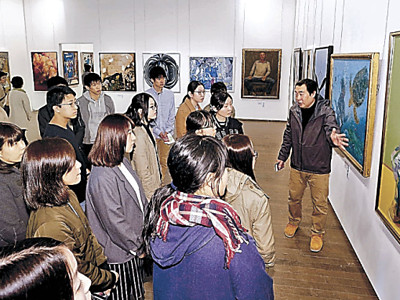先輩の情熱に刺激　現代美術展、金沢美大新入生が鑑賞