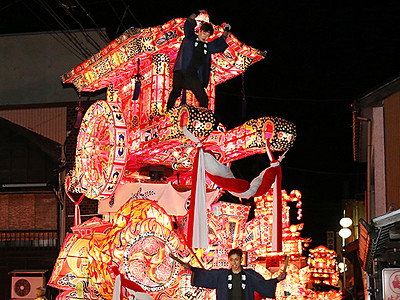 福野夜高祭が開幕　夜空に極彩色鮮やか