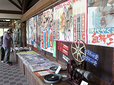 昭和のスター今も色あせず　和島で映画ポスター展