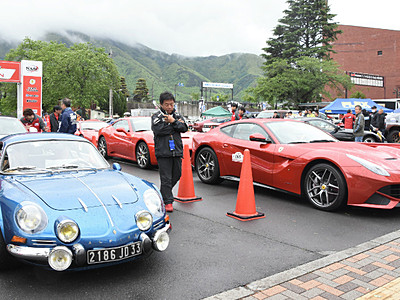 上山田温泉で、スーパーカーやクラシックカー展示