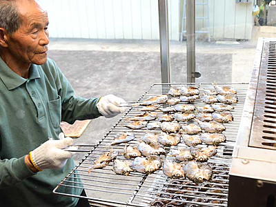 伝統「すずめ焼き」今季初　諏訪湖産小ブナの串焼き
