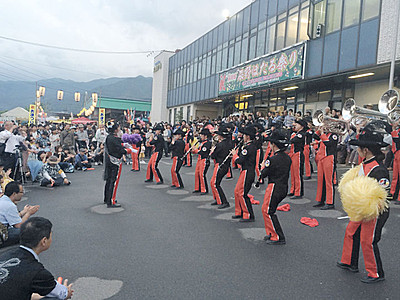 中学生演奏、並ぶ出店　ホタル祭り開幕