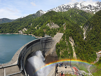 黒部ダムで観光放水始まる　水煙と虹が競演