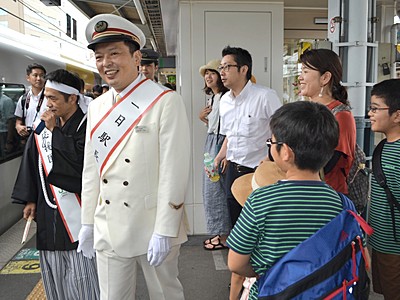「中川家」があずさ出迎え　松本駅一帯でイベント
