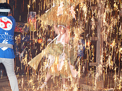 降り注ぐ火の粉　飯田の七久里神社で「裸祭り」