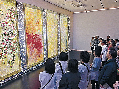 「芸術家・鶴太郎」を堪能　金沢２１世紀美術館、作品展「四季彩花」開幕