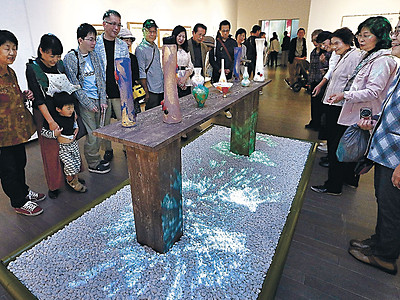 幻想、鶴太郎の世界　金沢２１美で開催の「四季彩花」、来場者引き込む