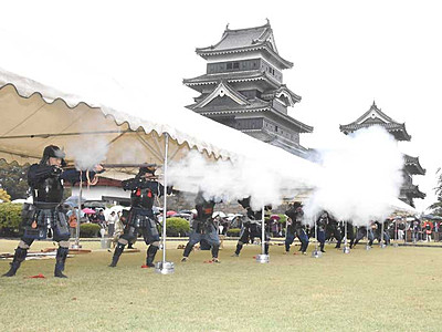 松本城で「古式砲術演武」　空気を揺るがす音、観客歓声