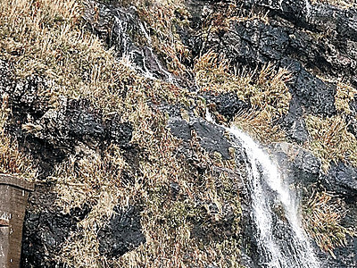 北風に舞う「逆さ滝」　輪島・垂水の滝、冬の訪れ印象付ける