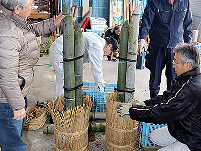 竹の灯籠で年越しライトアップ　氷見の粟原諏訪社