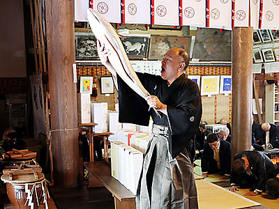 下村加茂神社で鰤分け神事　出世魚に息災願う