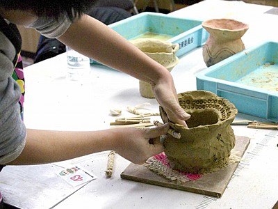 土器や土偶作ろう　福井市文化財保護センター