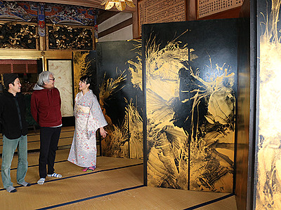 お寺で現代アート　大門で山村さん作品展