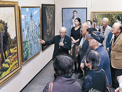王国の作家魂に感動　現代美術展が開幕　県立、２１世紀美術館　４月１５日まで