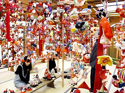 春を彩る「つりびな」　大雪での延期越え展示　鯖江市