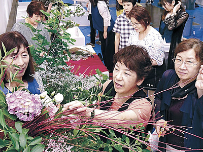 色彩豊か、花と対話　総合花展金沢展、８日から後期　金沢２１世紀美術館