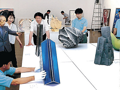 開幕整う　現代工芸美術展石川展の陳列